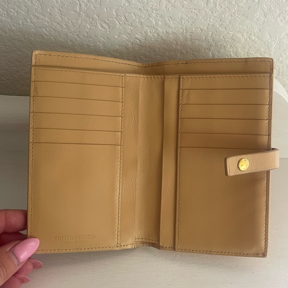 Bottega Veneta Intrecciato Pale Brown Leather Wallet w/ Chain & Dust Bag - Picture 5 of 16